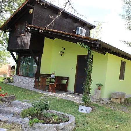 Chalet Vittoria 度假居 *